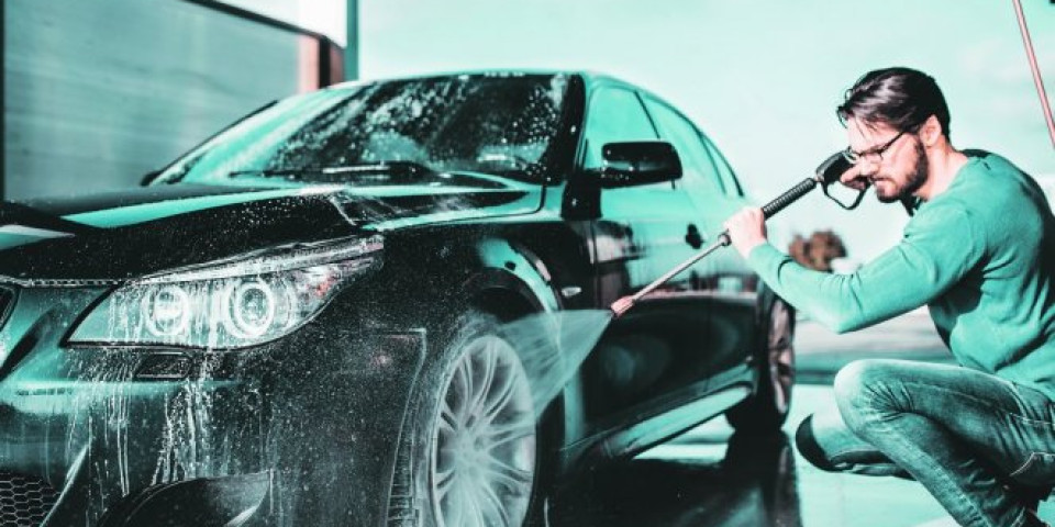 Suludi trend na autoperionicama: Pogledajte kako vozači uništavaju vozila, ovaj potez skupo košta