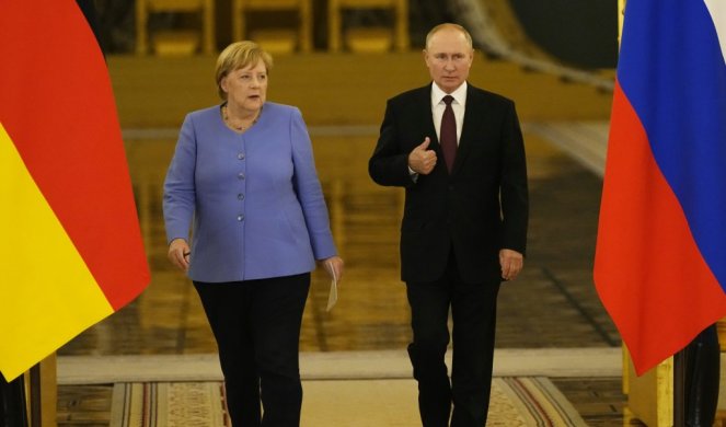KINEZI DETALJNO ANALIZIRALI! Evo šta simboliše Putonov poklon Merkelovoj! /FOTO/