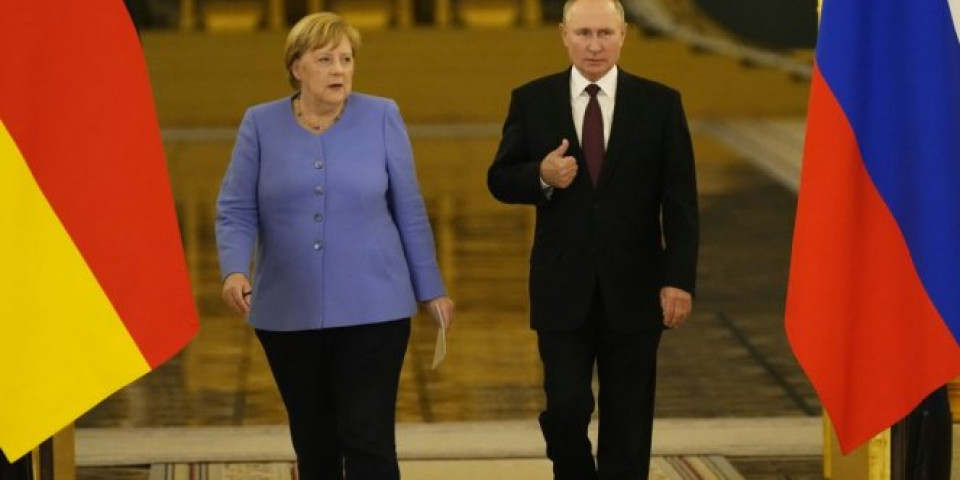 KINEZI DETALJNO ANALIZIRALI! Evo šta simboliše Putonov poklon Merkelovoj! /FOTO/