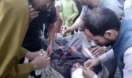 POGLEDAJTE JAČINU EKSPLOZIJE U KABULU! Opšti haos na ulicama Avganistana, na sve strane se čuje plač, vrisak...ljudi krvavi i sluđeni traže pomoć! /VIDEO/