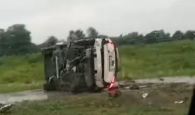 TEŠKA NESREĆA NA ULAZU U NOVI SAD! Vozač uleteo u kružni tok, izgubio kontrolu, PA UDARIO U BANDERU I PREVRNUO SE/VIDEO/