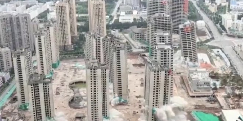 NEBODERI PADALI KAO DOMINE! Kineske vlasti srušile 15 zgrada! /VIDEO/