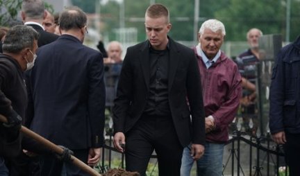 UVEK JE IŠAO TEŽIM PUTEM, SADA LAKŠIM! Sin Laneta Gutovića održao potresan govor sa sahrani