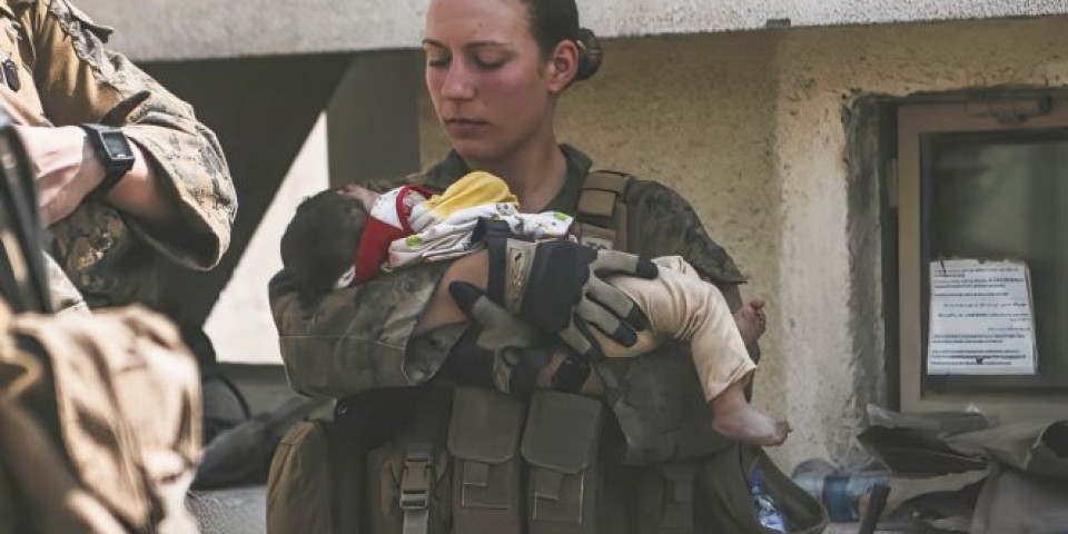 Volim svoj posao, POSLEDNJA SRCEPARAJUĆA PORUKA američkog narednika dok drži bebu u naručju! Nikol je jedna od 13 marinaca koji su poginuli na aerodromu u Kabulu! /FOTO/