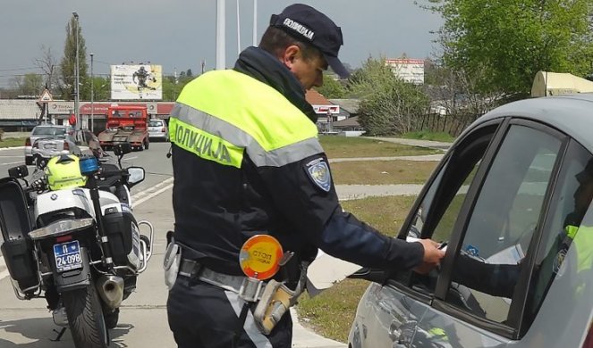 BEZ DOZVOLE ZA VOLANOM S 2,14 PROMILA... Vozač iz Gornjeg Milanovca šokirao policajce