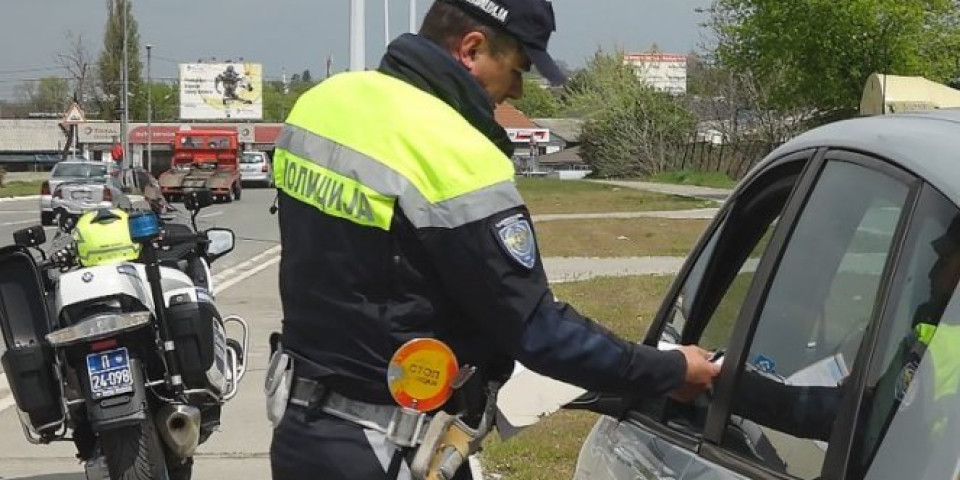Fanđo vozio sa 2,53 promila! Zaustavljen "Mercedes" u Guči, policija isključivala iz saobraćaja i zbog droge!