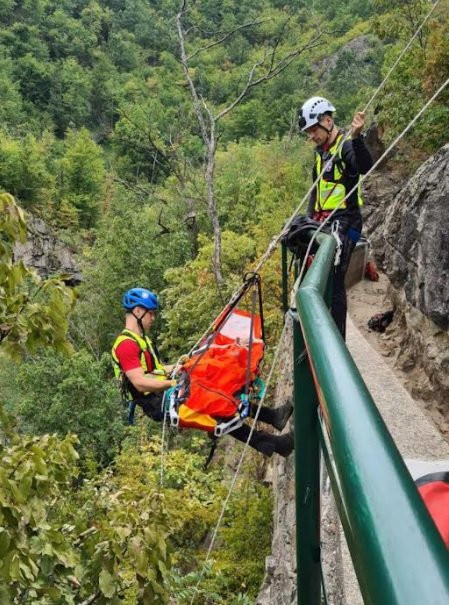 ŽENA UPALA U KANJON CRNE REKE NA DIVČIBARAMA! U toku je HITNA akcija spasavanja