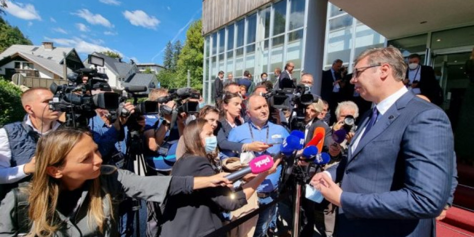 VELIKO INTERESOVANJE ZA OBRAĆANJE PREDSEDNIKA SRBIJE NA BLEDU! Vučićev govor pratili srpski mediji, mediji iz regiona, ali i strani! Foto