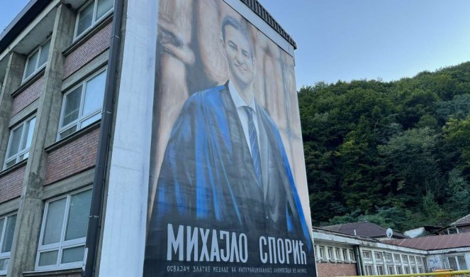 ŠKOLA U MAJDANPEKU PONELA IME MIHAJLA SPORIĆA! Na prerano preminulog genija podseća i veliki mural koji krasi njenu fasadu/FOTO/