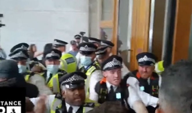 HAOS ZBOG NAJAVE VAKCINACIJE DECE U LONDONU! Tuča sa policijom i pokušaj upada u regulatornu agenciju! /VIDEO/