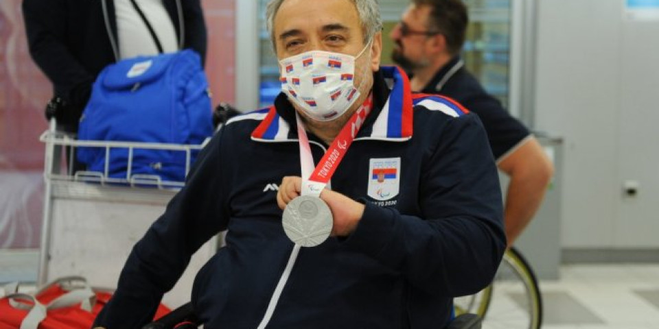 DONEO SREBRO IZ TOKIJA! Najtrofejniji srpski paraolimpijac Željko Dimitrijević stigao U Beograd! /FOTO/