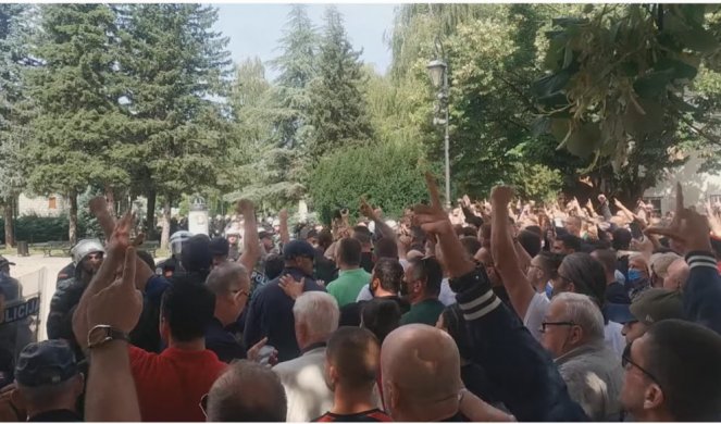 "PUCAJ, NE MOŽEŠ MI NIŠTA..." Miraševi fanatici se opet okupljaju na Cetinju, u toku SKANDALOZNA ZLOUPOTREBA DECE! /FOTO/