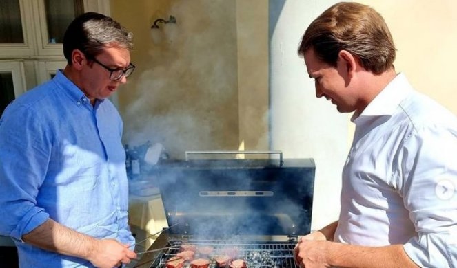 Za nas Srbe je najvažnije da budemo dobri domaćini! Vučić sprema biftek na roštilju za austrijskog kancelara /FOTO/