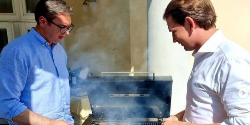 Za nas Srbe je najvažnije da budemo dobri domaćini! Vučić sprema biftek na roštilju za austrijskog kancelara /FOTO/