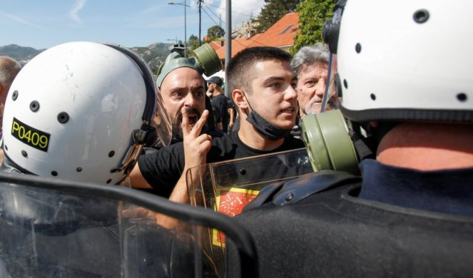 INCIDENT U NIKŠIĆU, KRENULI NA KORDON, POVREĐENI POLICAJCI! Komite pokušale da napadnu građane koji su nosili trobojke, nastao haos, bačen suzavac! (VIDEO)