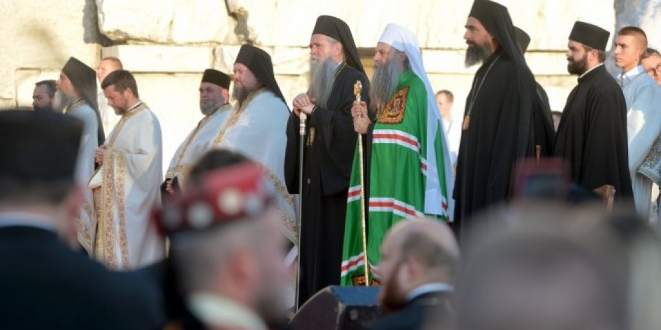 PRAŠTAJTE, BRAĆO! BEZ OBZIRA NA RAZLIKE - U CRKVI SVI SMO JEDNO! Snažna poruka patrijarha Porfirija ispred Hrama u Podgorici! /FOTO, VIDEO/