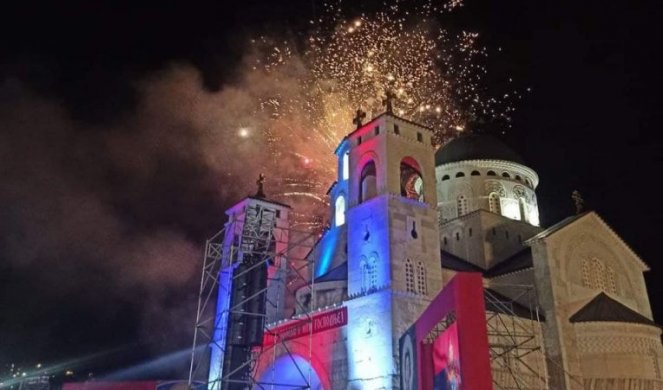 VESELI SE, SRPSKI RODE... Veličanstven doček patrijarha u Podgorici uz vatromet, pesme i "NE DAMO SVETINJE"! /FOTO, VIDEO/