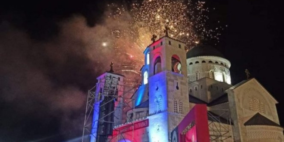 VESELI SE, SRPSKI RODE... Veličanstven doček patrijarha u Podgorici uz vatromet, pesme i "NE DAMO SVETINJE"! /FOTO, VIDEO/