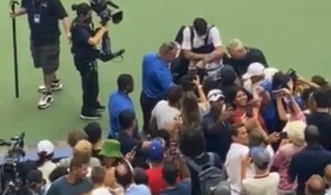 ZBOG OVOGA JE LEGENDA! Novak ne može da mrdne od obezbeđenja, ali je ipak bacio navijače u trans ovim potezom! VIDEO/