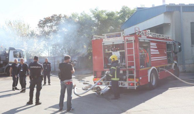 VATROGASCI SPASILI ŠTO SE SPASITI MOGLO! Posle požara u krugu Mostogradnje od baraka OSTALO SAMO ZGARIŠTE/FOTO/