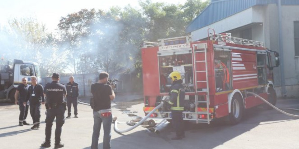 VATROGASCI SPASILI ŠTO SE SPASITI MOGLO! Posle požara u krugu Mostogradnje od baraka OSTALO SAMO ZGARIŠTE/FOTO/