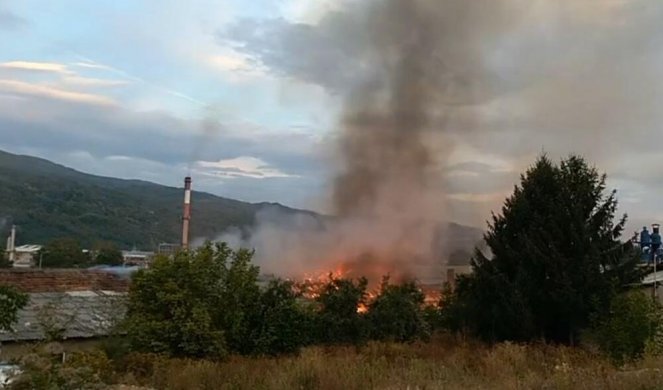 POŽAR U PRIJEVORU ZAPRETIO KUĆAMA I ŠUMI! Gust dim se širio selom, na sreću usledila je BRZA REAKCIJA VATROGASACA