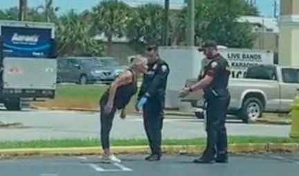 PIJANA KAO ČEP! Policija zaustavila ženu i zamolila je da hoda pravo, a onda... PA SNIMAK JE POSTAO VIRALAN! /VIDEO/
