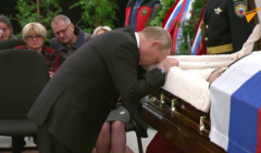 Putina savladale emocije na sahrani poginulog prijatelja, jedan detalj svima zapao za oko! /VIDEO/