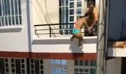 UHVAĆENI NA DELU! Šokantan snimak pokazuje polugolog muškarca kako spušta ljubavnicu sa balkona, dok se njegova ŽENA VRAĆA KUĆI! /VIDEO/