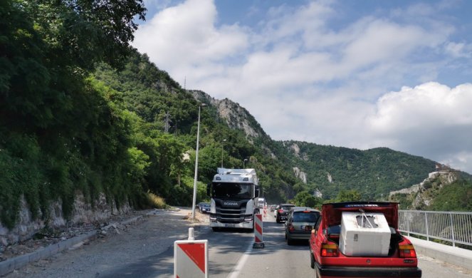 SUPRUŽNICI TEŠKO POVREĐENI NADOMAK UŽICA! Pukom srećom u smrskanim automobilima niko nije stradao