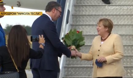 Herzlich Wilkommen i Bis bald! Vučić Angelu Merkel pozdravio na nemačkom i uručio joj veliki buket cveća! /video/