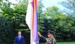 U srpskoj rezidenciji u Vašingtonu podignuta TROBOJKA! Đurić: Simbol slobode, časti, ali i budućnosti /VIDEO/