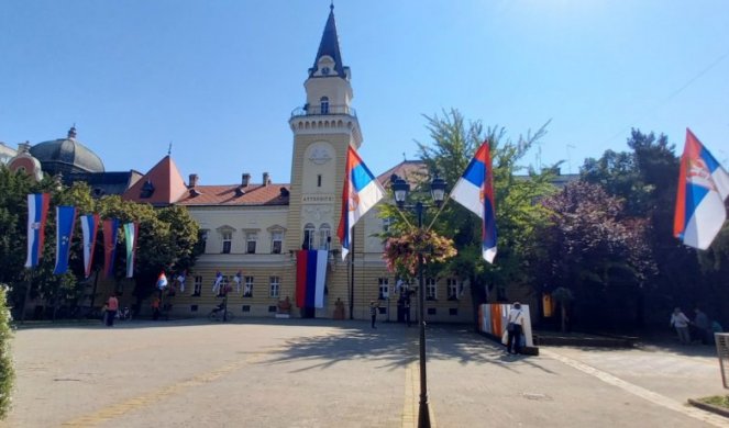 POD SRPSKIM ZASTAVAMA PONOSNA KIKINDA! Na Dan srpskog jedinstva grad osvanuo sa trobojkama /VIDEO/FOTO/