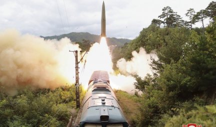 KAKVA SILA! Pogledajte moćne Kimove rakete koje se lansiraju sa voza! /FOTO/