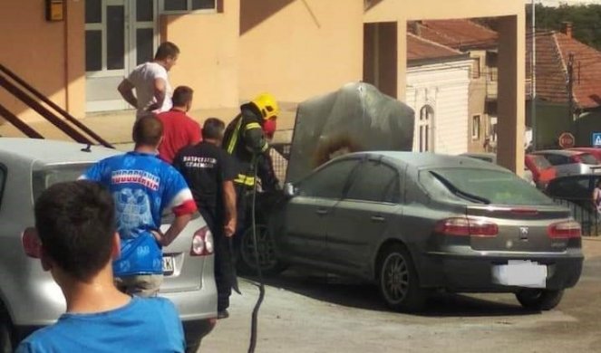 AUTOMOBIL BUKNUO U PLAMENU! Nesvakidašnji incident u centru Prokuplja, kako se zapalio NIKO NE ZNA?!