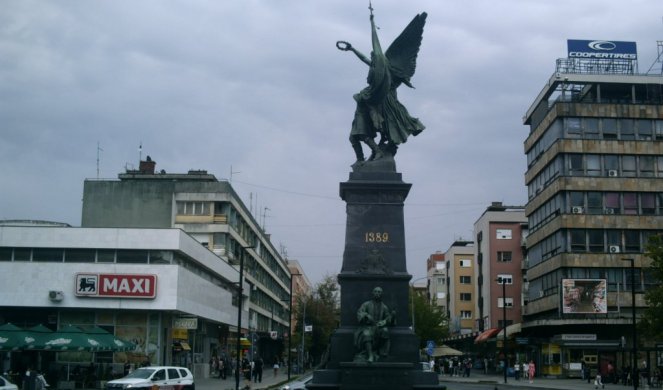 SVEČANOST U KRUŠEVCU! Položili vence na Spomenik kosovskim junacima
