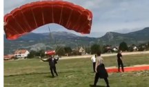 SOKOLE NAŠ! Vladika Metodije skakao padobranom na Kapinom polju! /VIDEO/