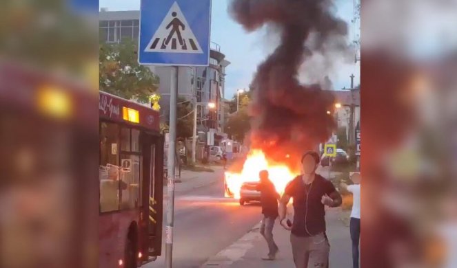 /VIDEO/ AUTOMOBIL SE ZAPALIO NASRED ULICE! PROLAZNICI BEŽE! Drama u Kumodražu!