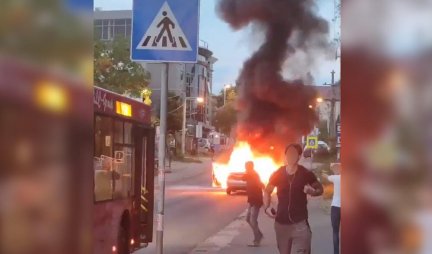 /VIDEO/ AUTOMOBIL SE ZAPALIO NASRED ULICE! PROLAZNICI BEŽE! Drama u Kumodražu!