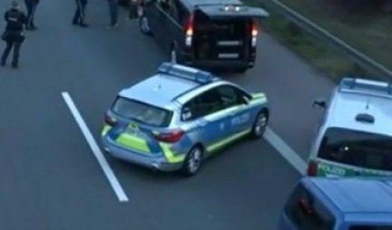 UHVAĆEN SA ZUJALICAMA I CENAMA NA UKRADENOJ ROBI! Srbin uhapšen u Nemačkoj u autobusu po poternici