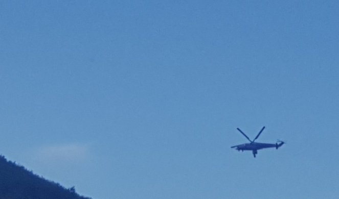 EKSKLUZIVNI SNIMAK! Srpski jurišni helikopteri nadleću administrativnu liniju, država odlučna da SPREČI POGROM IZ JUŽNE POKRAJINE! /FOTO, VIDEO/