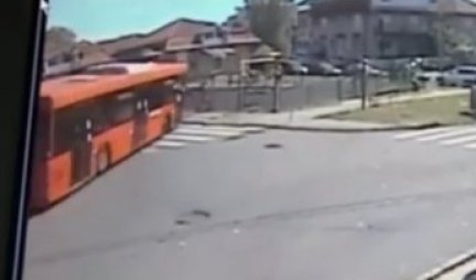NOVI SNIMAK HAOSA U ZEMUNU! Autobus u punoj brzini izleće s puta, ruši ogradu, čovek u poslednjem trenutku spasava živu glavu! /VIDEO/