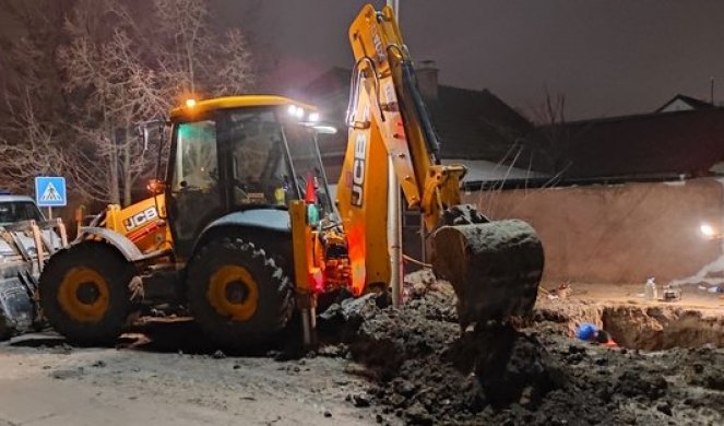 HAVARIJA NA GLAVNOM VODOVODNOM VODU U ZRENJANINU! Ekipe gradskog Vodovoda odmah izašle na teren! /FOTO/