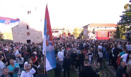 PORFIRIJE STIGAO U BERANE! Okupljeni narod pozdravio patrijarha uz poklike "Kosovo je srce Srbije"! /VIDEO/
