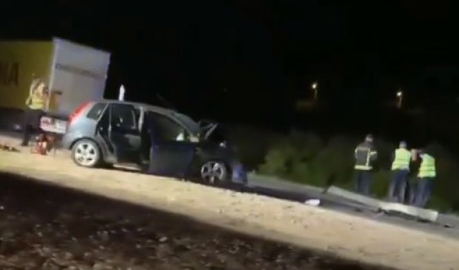 DETALJI STRAVIČNE NESREĆE KOD MLADENOVCA! Auto udario u bugarski kamion koji se uključivao sa parkinga!