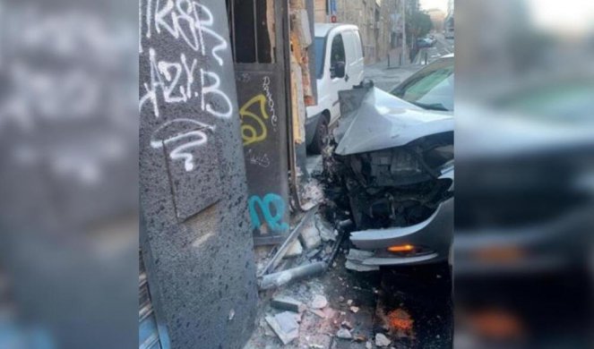 /FOTO/ NAPRAVIO RUSVAJ SA 100 KM/H PA POBEGAO! Mladić se automobilom zakucao u zgradu na uglu ulica Balkanske i Gavrila Principa!