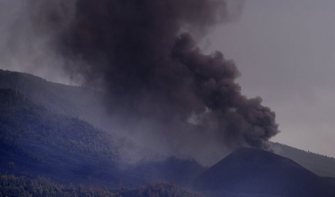 LAVA PROGUTALA CRKVU! Dramatični snimci sa Kanara, Španija proglasila La Palmu područjem katastrofe! /VIDEO/