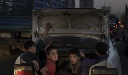 Ovaj snimak tera suze na oči! Deca u Avganistanu se kriju između točkova kamiona u POKRETU, a RAZLOG je više nego tužan! /VIDEO/