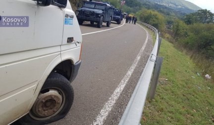 NOVA ŠIPTARSKA PODVALA! Izbušili gume na kamionima na Jarinju, a sve sa ciljem da okrive Srbe za nepoštovanje sporazuma! /FOTO/