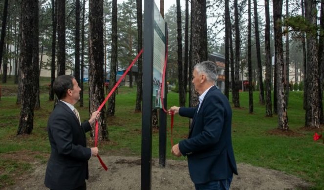 ŽIVE SEĆANJA NA VREME HEROJA! Na Zlatiboru postavljena informativna tabla posvećena operaciji Halijard/FOTO/